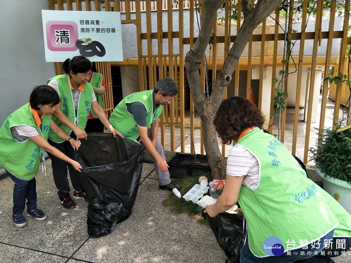 落實巡、倒、清、刷四步驟宣導，防止登革熱疫情。圖／記者鄧富珍攝