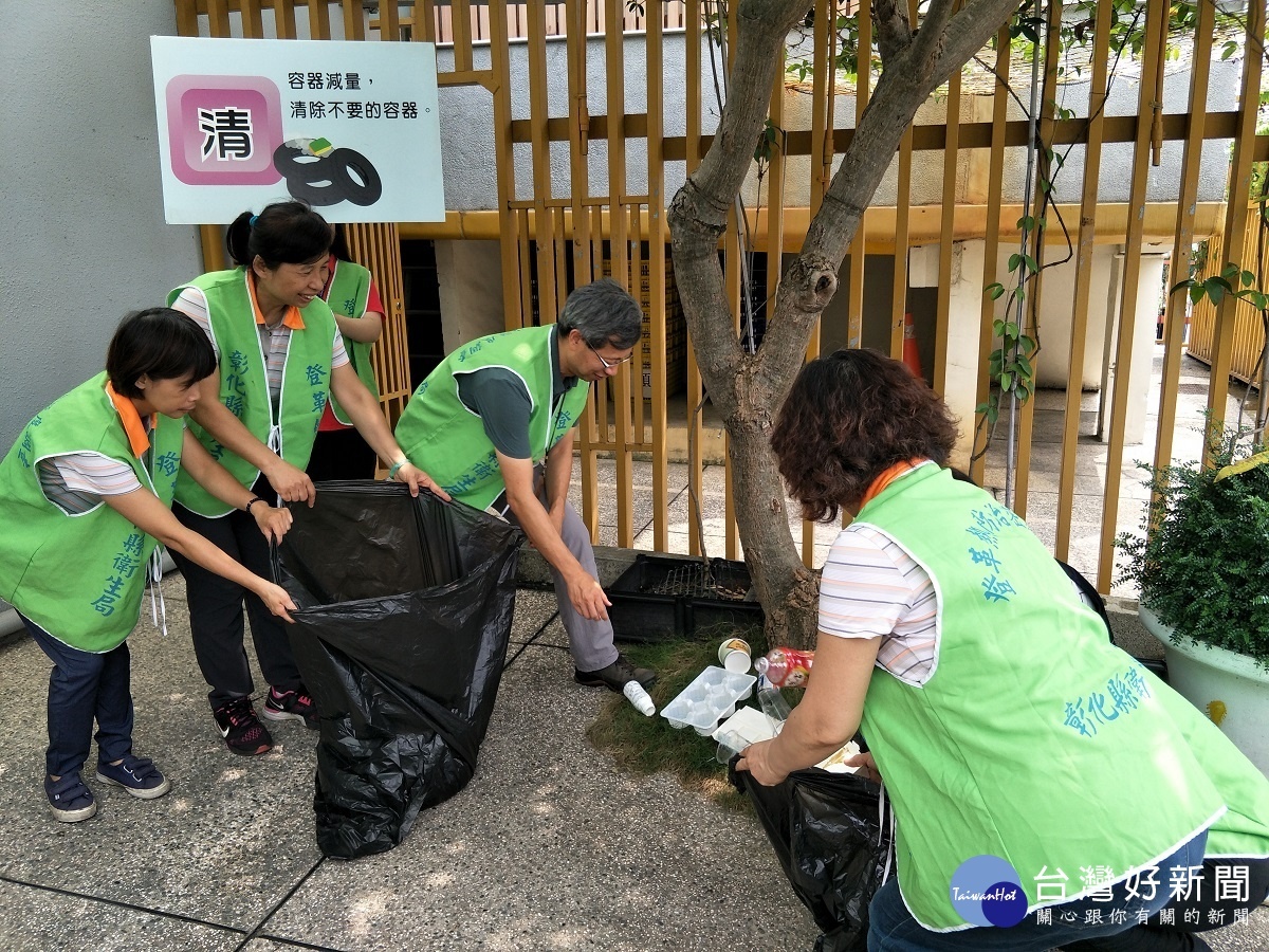 落實巡、倒、清、刷四步驟宣導，防止登革熱疫情。圖／記者鄧富珍攝