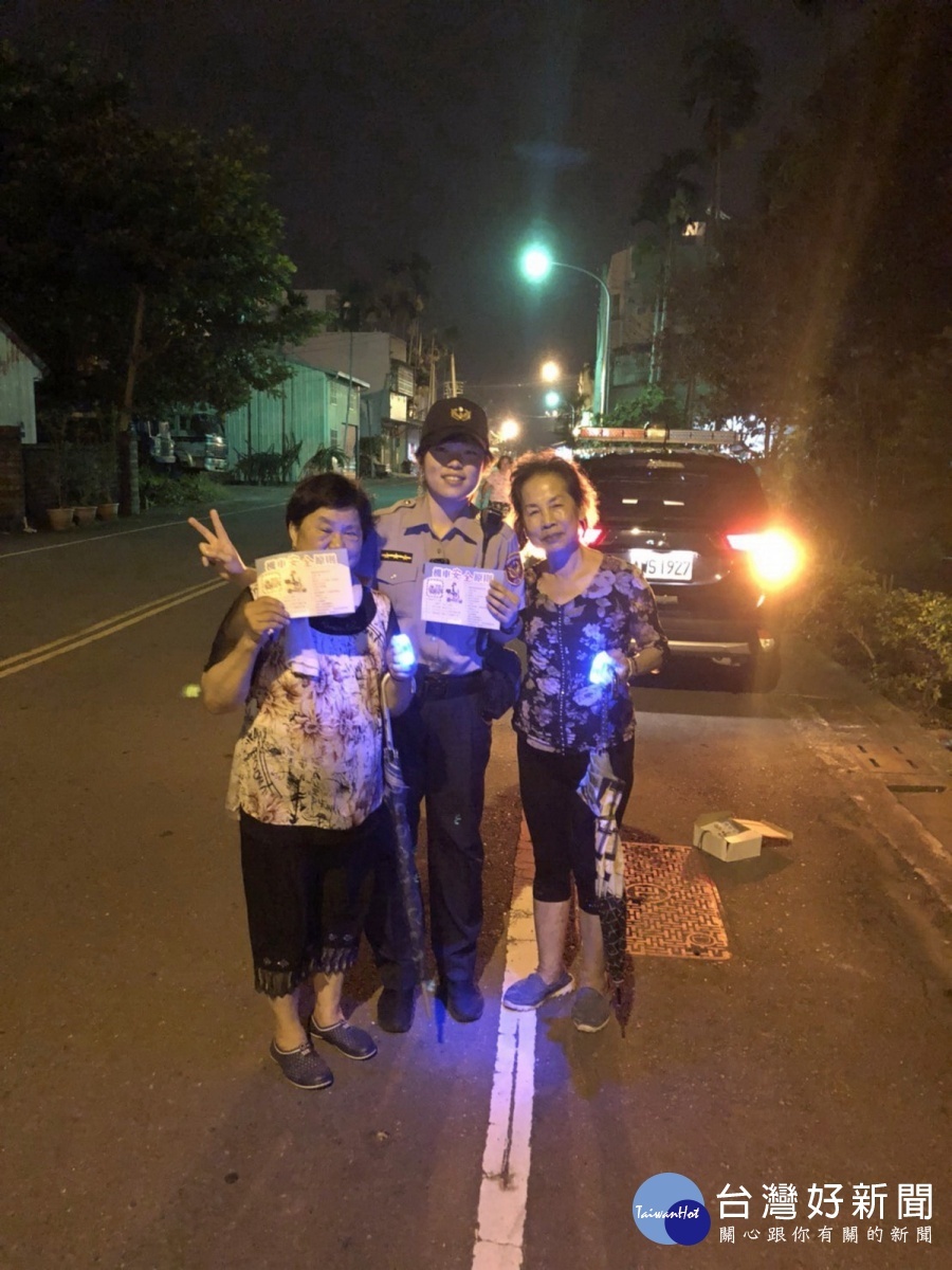 員警上街宣導行人交通安全，發送LED閃光手環。