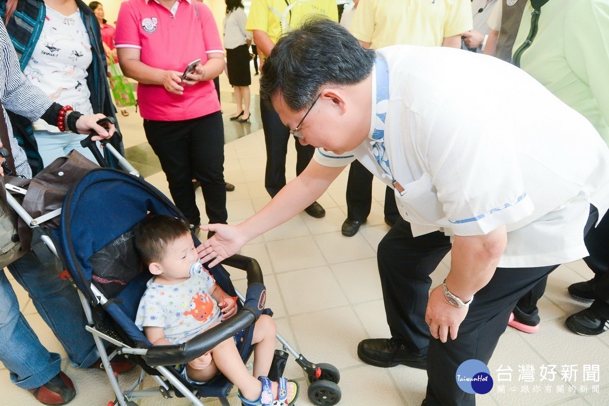 桃園市長鄭文燦現勘桃捷非營利幼兒園。