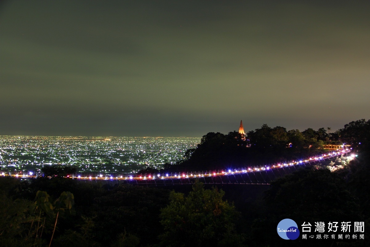 八卦山天空之橋夜景既美麗也可以觀星。(南投縣府提供)