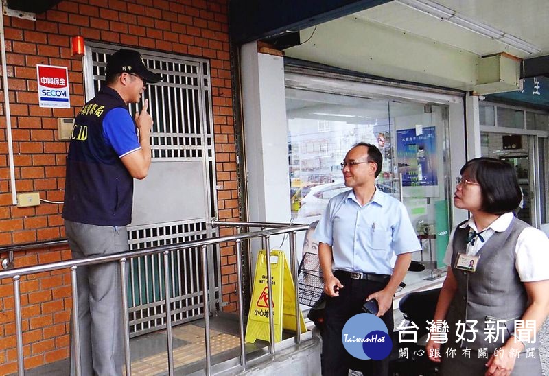 北港警分局長廖志明皆同偵查隊長鄧家福,拜訪各金融機構,請求銀行臨櫃人員務必提高警覺落實「匯款關懷提問」,與警方建立合作機制,擴大反詐騙防護網。(記者陳昭宗拍攝)