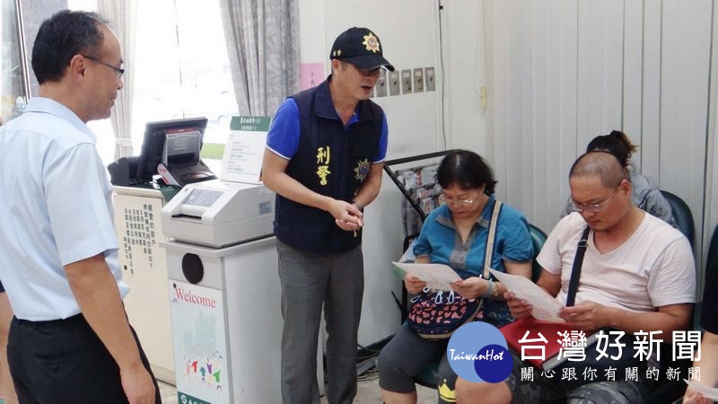 北港警分局長廖志明皆同偵查隊長鄧家福,拜訪各金融機構,請求銀行臨櫃人員務必提高警覺落實「匯款關懷提問」,與警方建立合作機制,擴大反詐騙防護網。(記者陳昭宗拍攝)