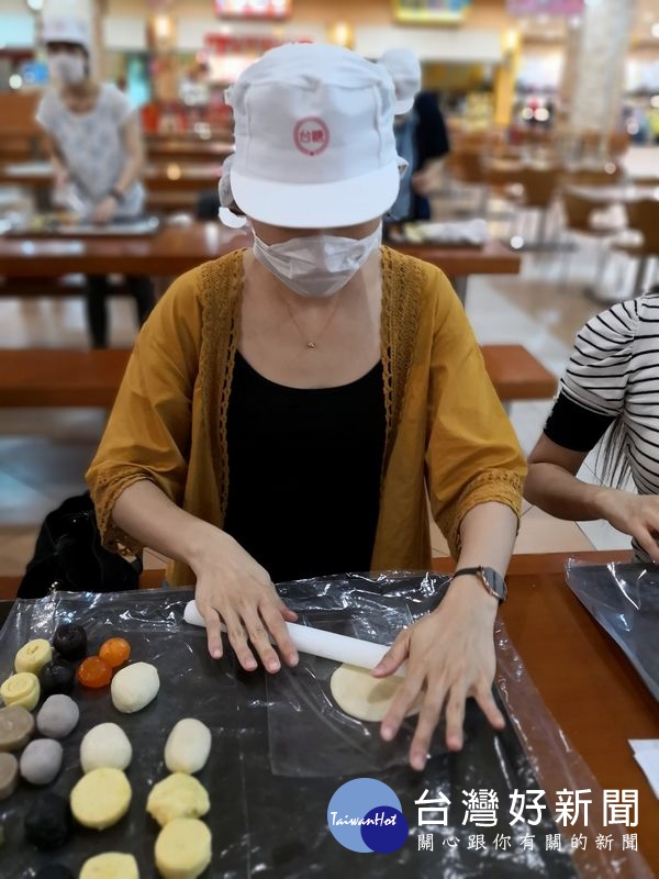 中秋佳節將至,台糖量販愛心不落人後,號召會員一同親手做月餅,捐給鄰里弱勢家庭,歡迎會員愛心響應作公益。(記者陳昭宗翻攝)