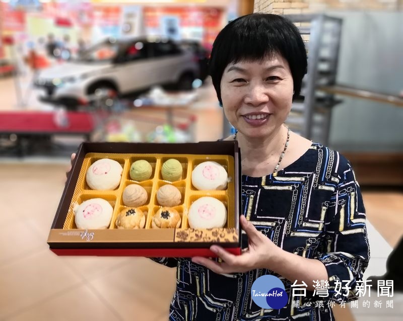 中秋佳節將至,台糖量販愛心不落人後,號召會員一同親手做月餅,捐給鄰里弱勢家庭,歡迎會員愛心響應作公益。(記者陳昭宗翻攝)