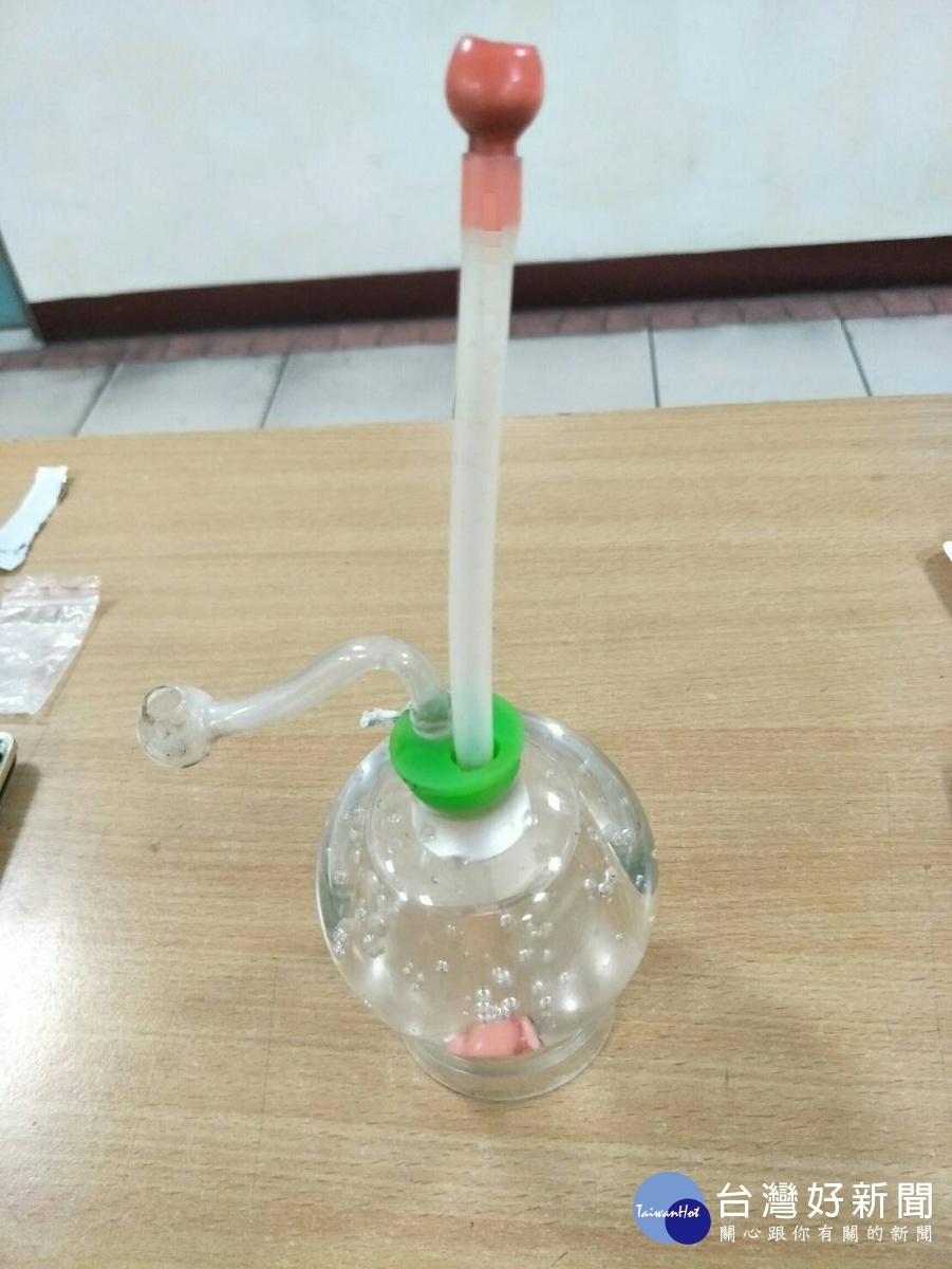 大溪警方在汽車旅館內查獲鍾姓及陳姓通緝犯等吸毒,訊後依法究辦。