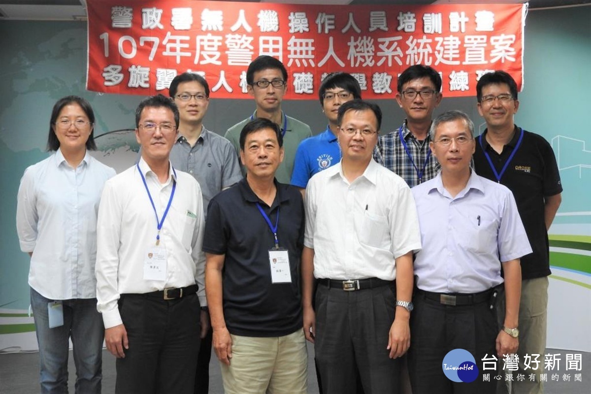 警政署資訊室主任蘇清偉(前排右二)南下關心受訓學員。