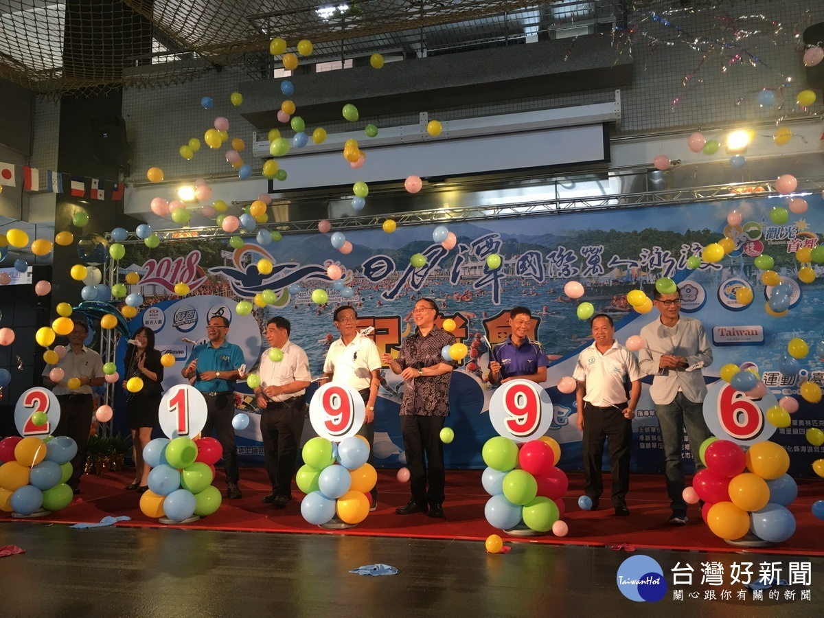 林明溱縣長與來賓宣告萬人泳渡開啟。(記者扶小萍攝)