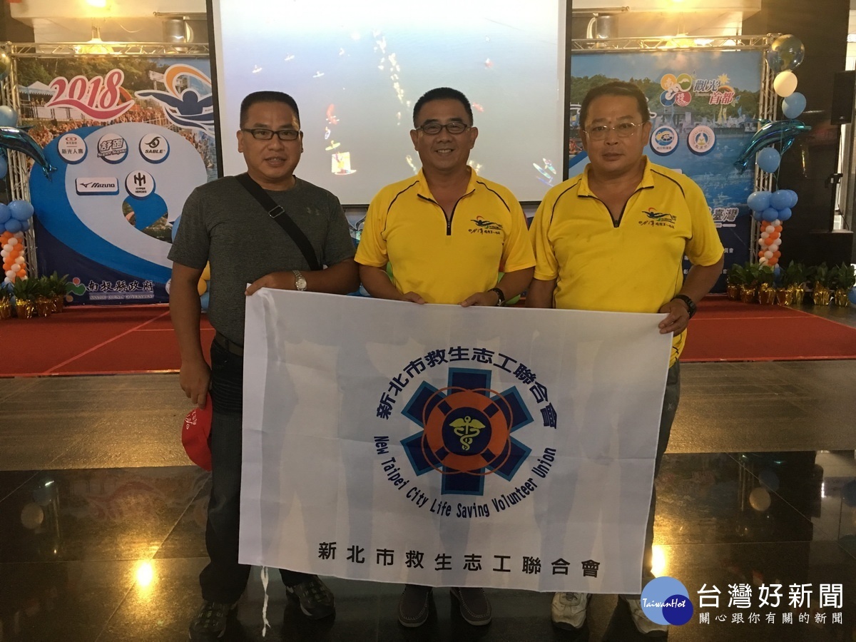 新北市救生志工有250位龐大陣容協助泳渡。(記者扶小萍攝)