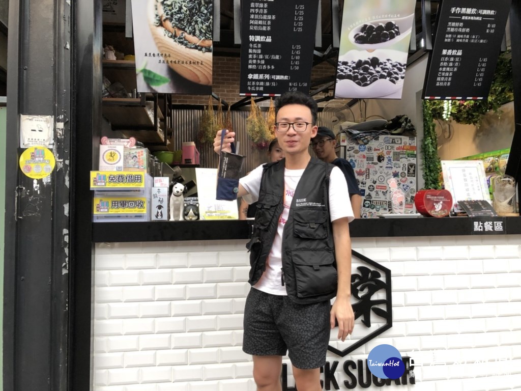 臺中市政府環保局在一街跟益民商圈推動飲料提袋免費借用服務。(圖/臺中市府環保局)
