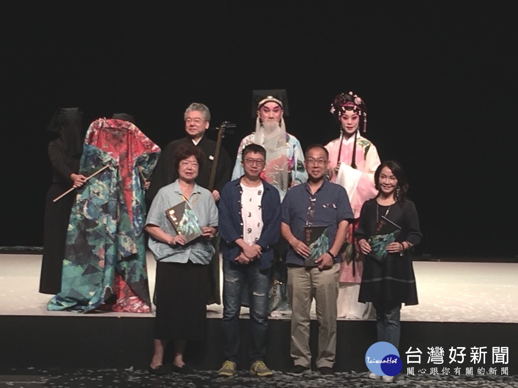 由國光劇團與橫濱能樂堂合作《繡襦夢》,是臺日歷經三年的共同製作,結合雙方的文化及表演藝術。(圖/記者賴淑禎攝)