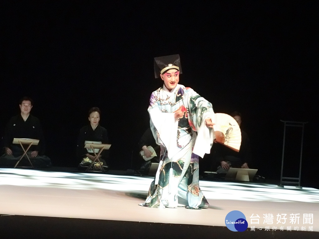 《繡襦夢》以崑劇的表演作為基礎條件,拆解歌舞伎的樂器(音樂)元素、在能劇的舞台空間下,創作一齣新的舞台作品。(圖/記者賴淑禎攝)