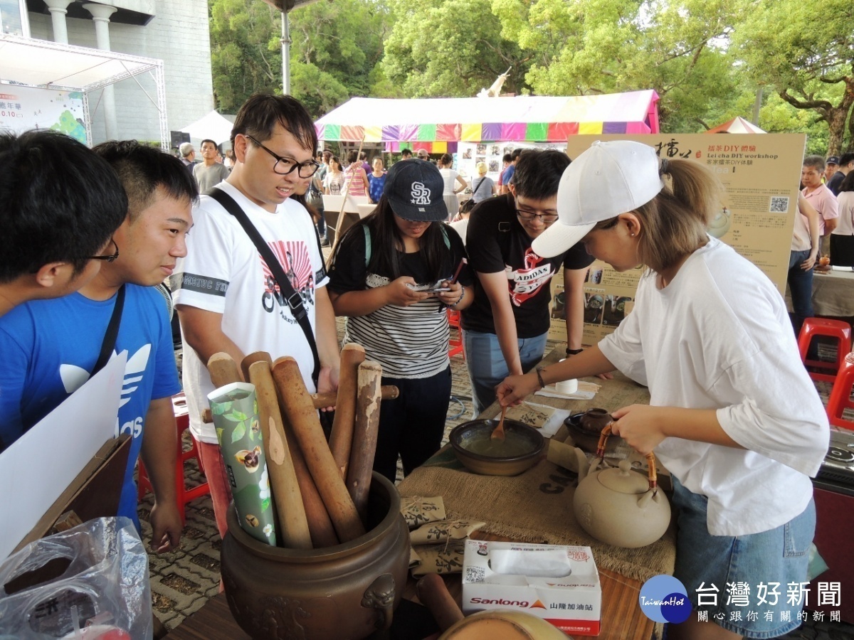 現場熱鬧非凡，特色商家展現傳統茶藝。（圖／苗栗文觀局提供）