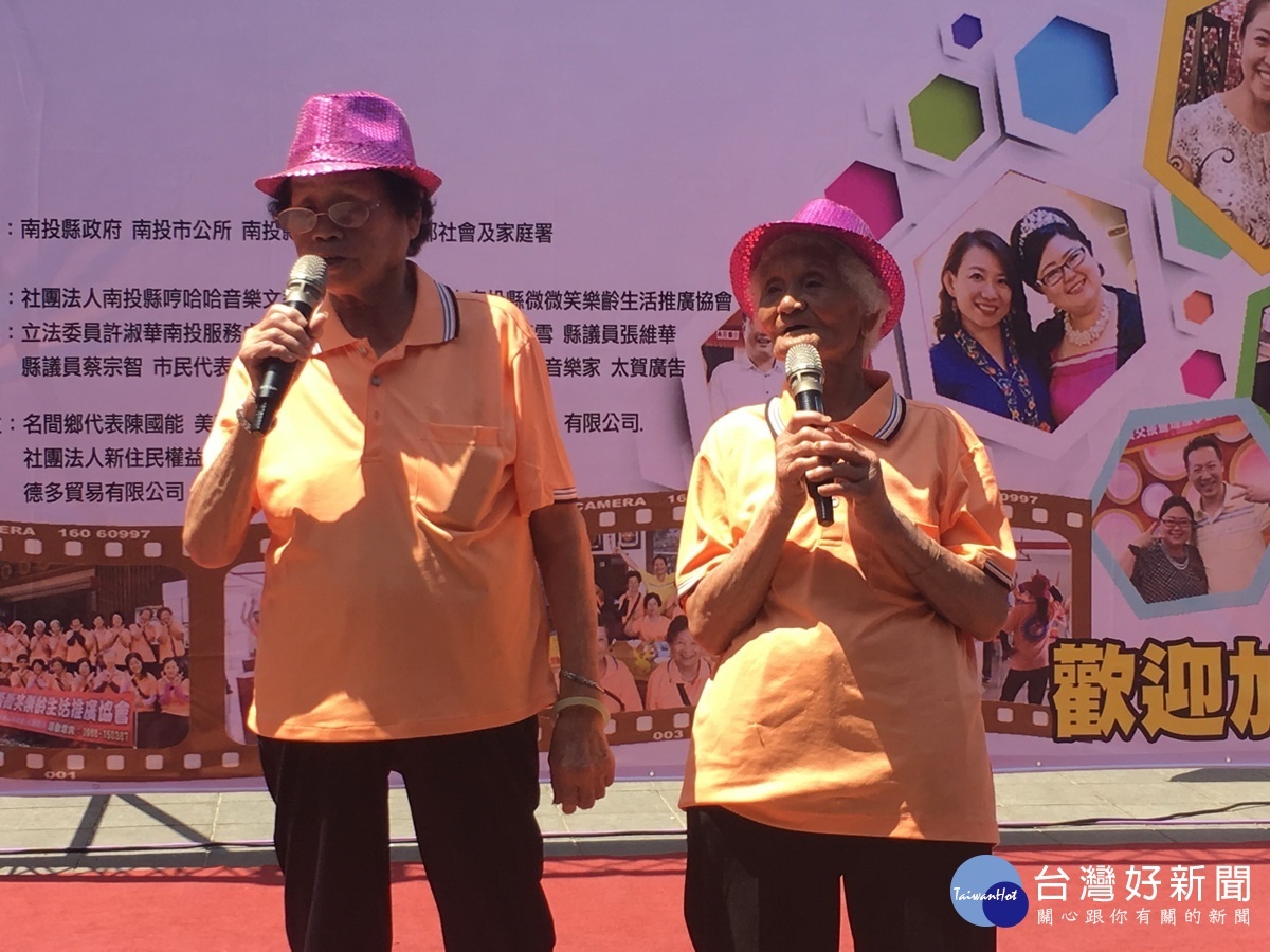 兩位90樂齡長輩歡唱來去台東。(記者扶小萍攝)