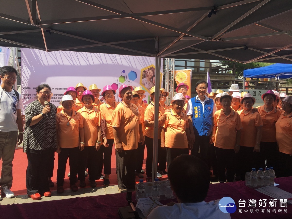 林明溱縣長受到長輩歡迎要求合影。(記者扶小萍攝)