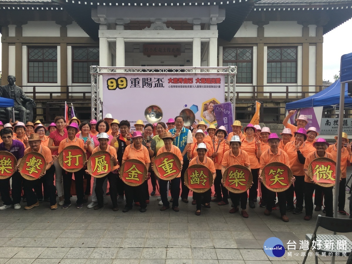 來賓和千歲團共迎重陽。(記者扶小萍攝)