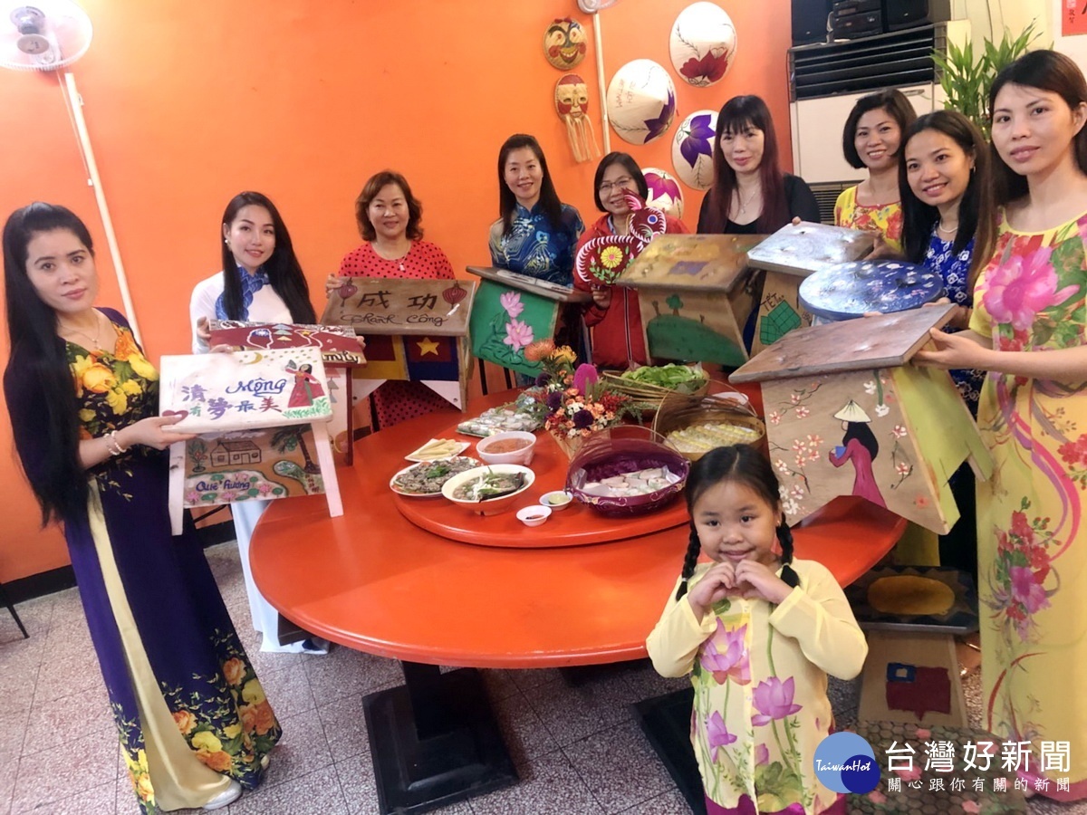 「越南姊妹憶鄉辦桌趣」活動中,越配姊妹們分享她們的作品。