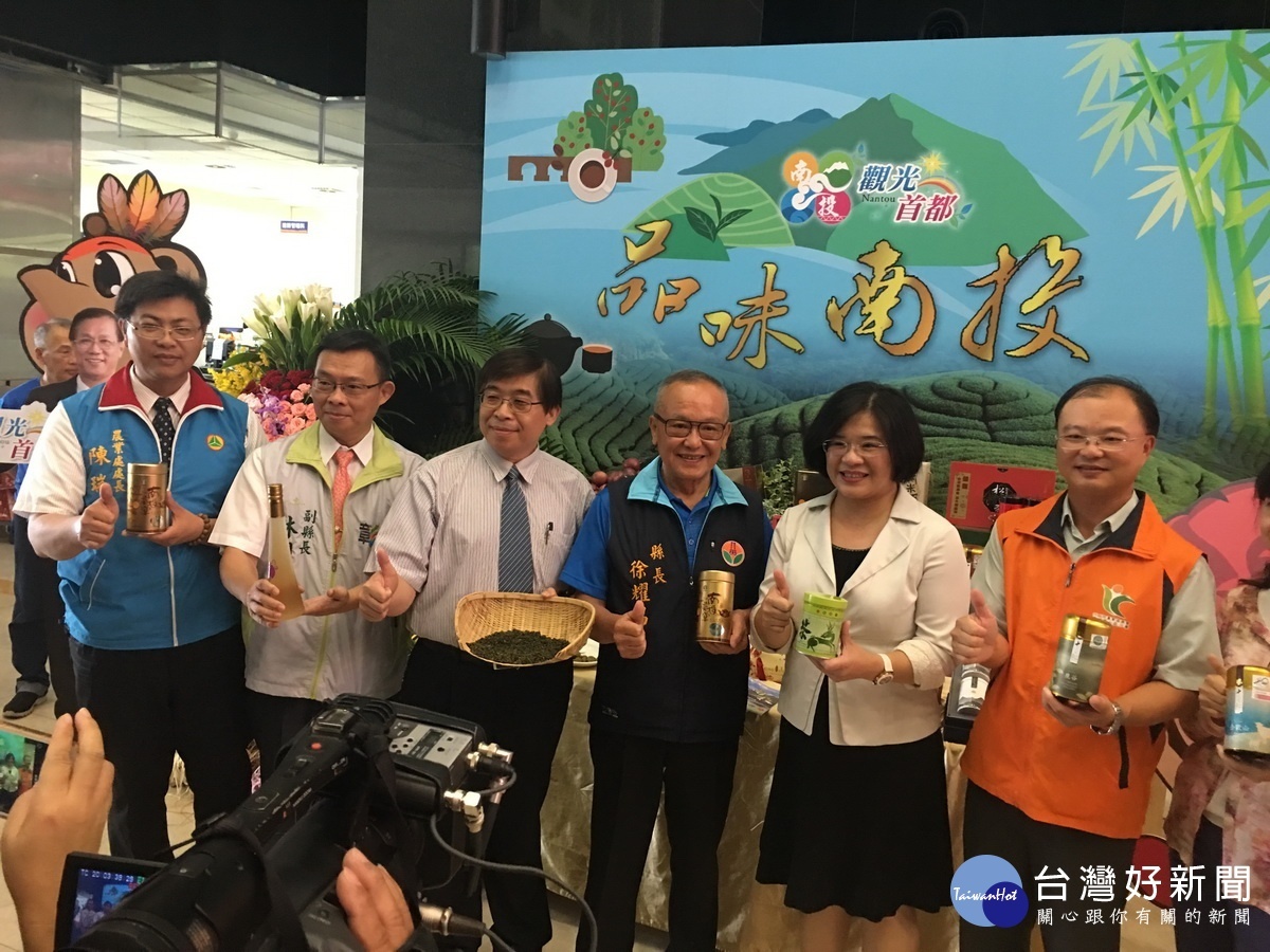 來賓們到各主題館前推薦優質產品。(記者扶小萍攝)