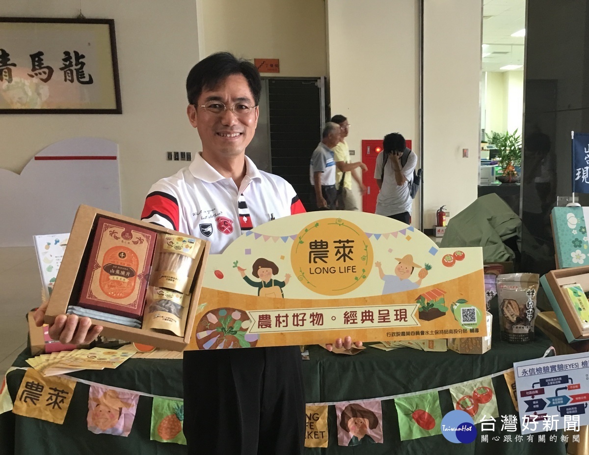 陳榮俊分局長推薦農村好物登榜產品。(記者扶小萍攝)