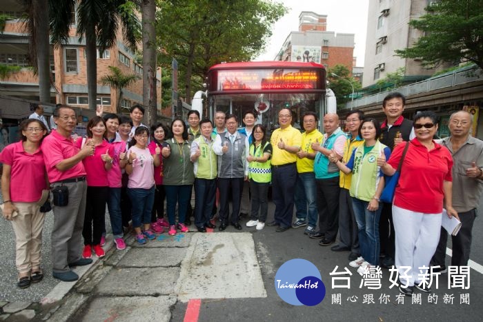 桃園市長鄭文燦前往蘆竹區光明國小前門,視察209公車路線調整營運情形。