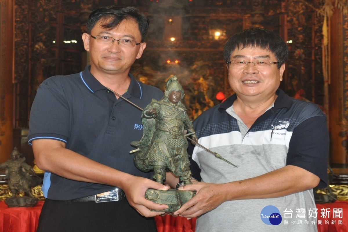 謝清安主委(右)代表接受銅雕。