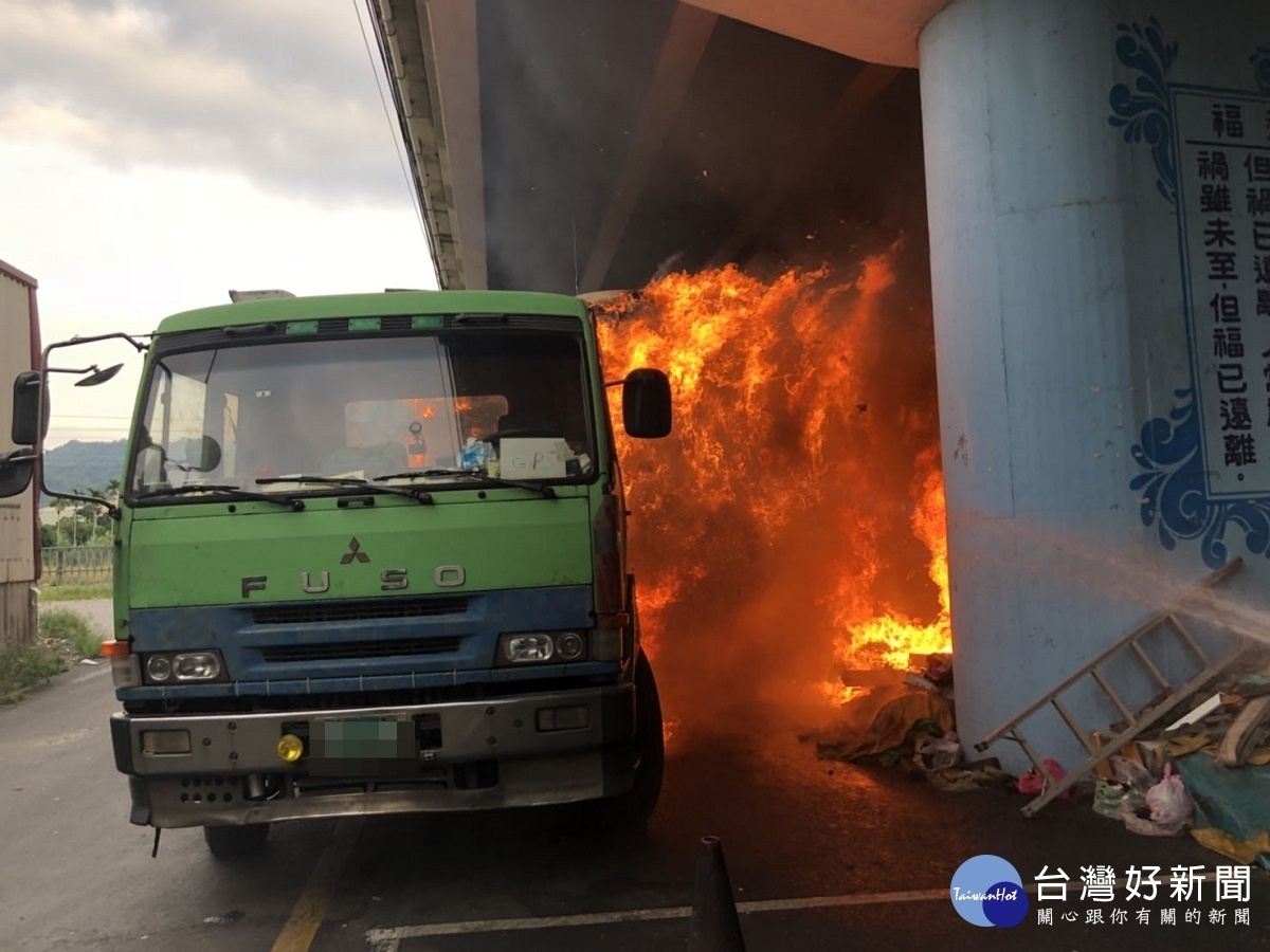 載紙貨車冒出無名火 民眾議論 鬼門關好兄弟趕「搶錢」
