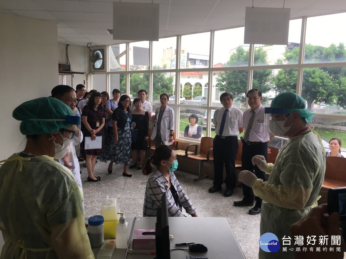 疑似病患的收治演練逼真。(記者扶小萍攝)
