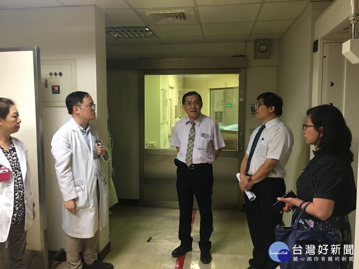 指揮官等也往隔離區了解情形。(記者扶小萍攝)