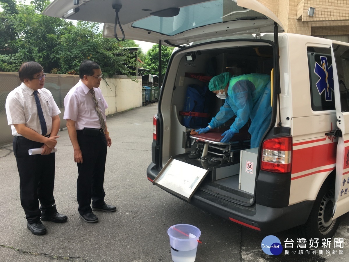 消防車護送患者後需清潔消毒。(記者扶小萍攝)