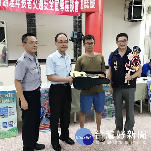 北港警分局全力宣導反賄選及安居緝毒專案，分局長廖志明率幹部與民眾面對面宣講，希望警民齊心，共同攜手消滅賄選文化。（記者陳昭宗拍攝）