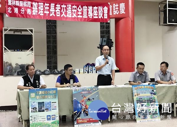 北港警分局全力宣導反賄選及安居緝毒專案，分局長廖志明率幹部與民眾面對面宣講，希望警民齊心，共同攜手消滅賄選文化。（記者陳昭宗拍攝）