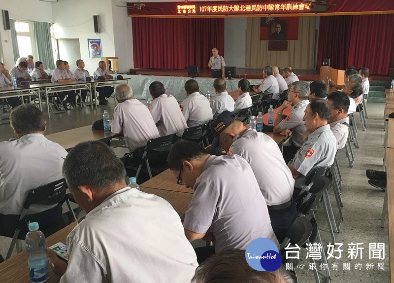 北港警分局辦理「107年民防中隊常年訓練」，分局長廖志明授課後展現親民的一面與民防幹部合照留念。（記者陳昭宗拍攝）