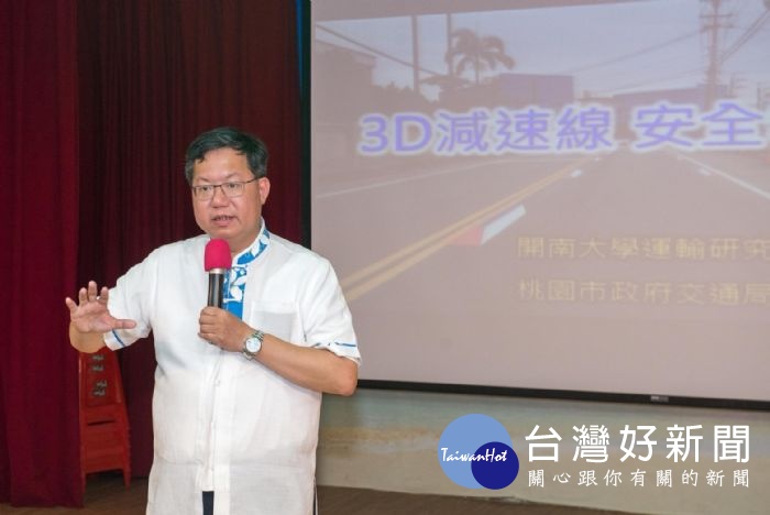 鄭市長表示,目前已完成10個交通微整形示範點,市府工務局和教育局等各單位通力合作,改善轉彎幅度。