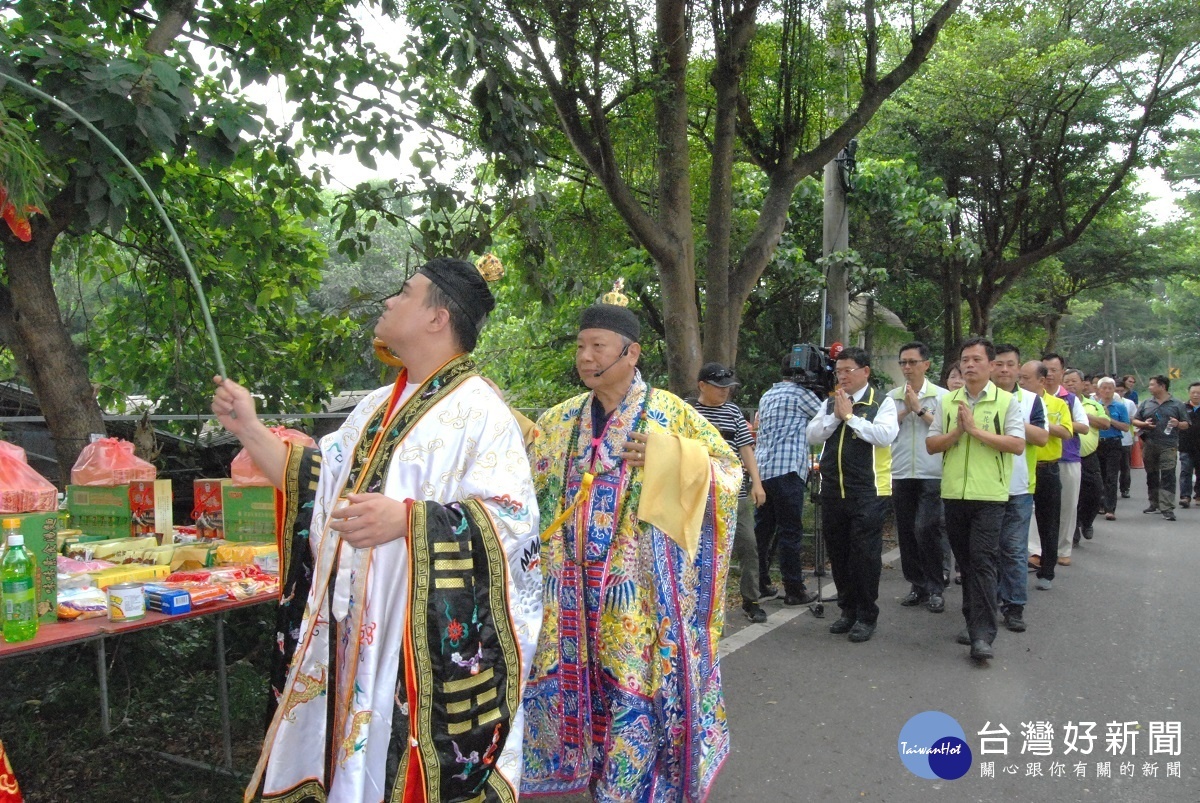 彰化市長邱建富等人在法師引領下在139線步行祭拜。