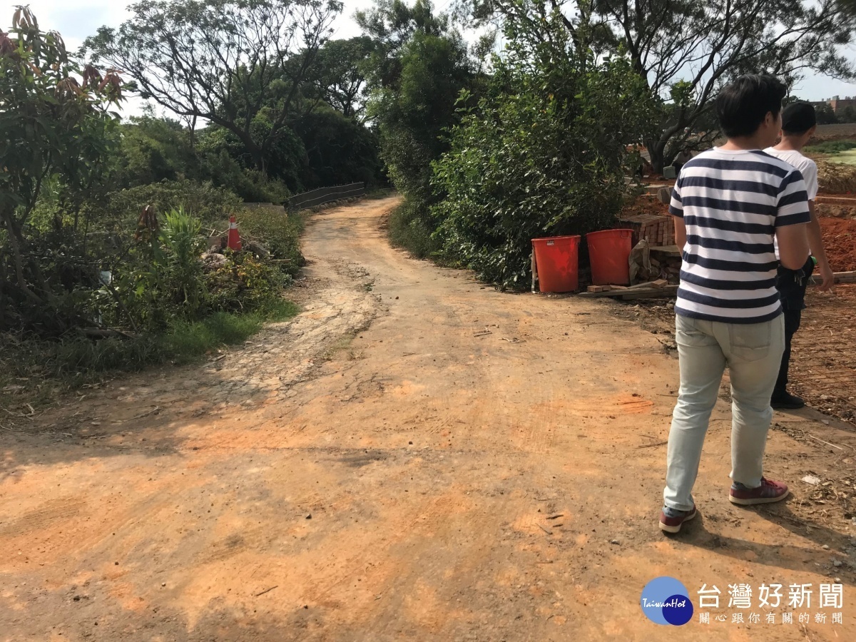 楊梅區新明街11號至83-2號路段及民生池與富豐北路間之道路，將於地景藝術節開幕完成道路改善。