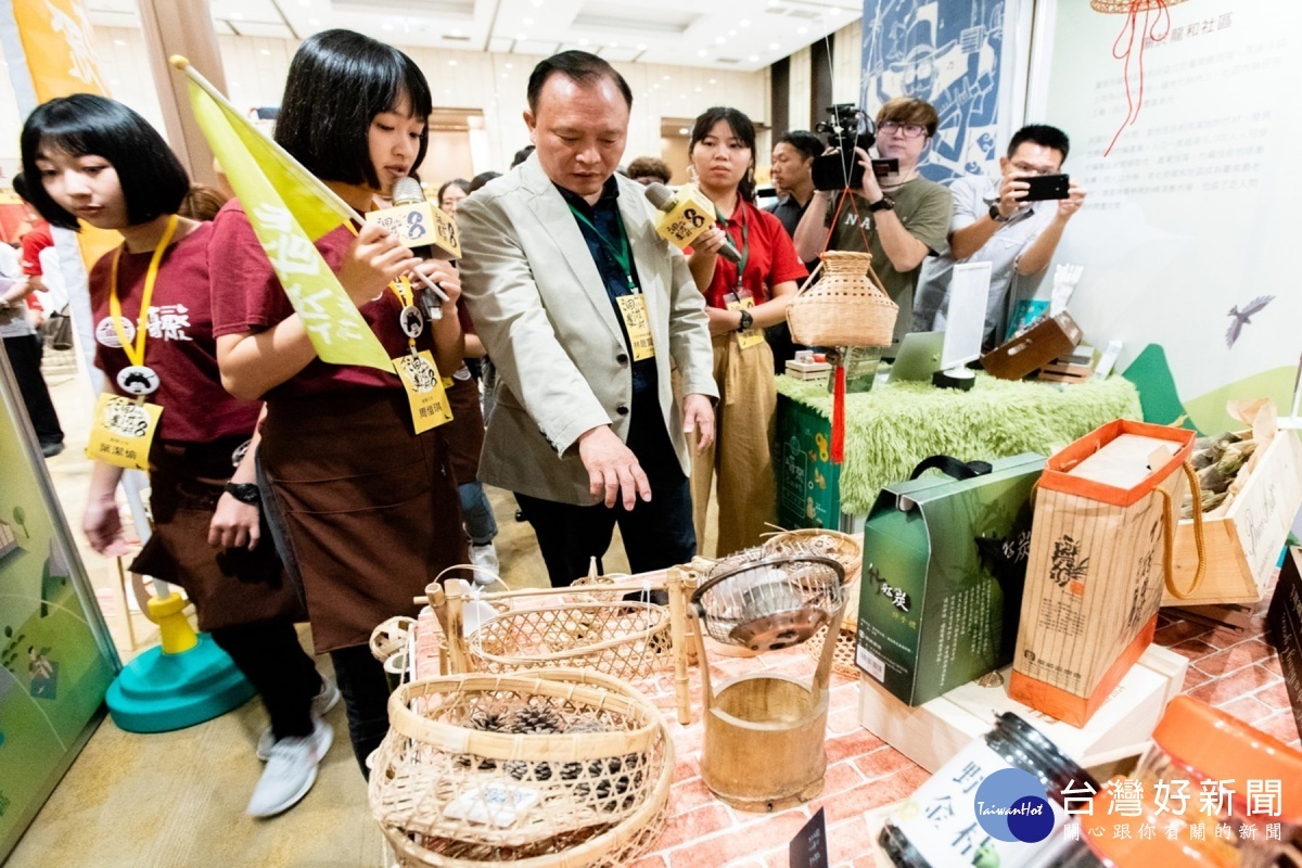 學生向林聰賢主委介紹成果。