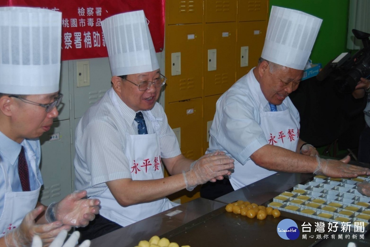檢察長彭坤業(右二)與主任委員朱仁才(右一)參與鳳梨酥製作。