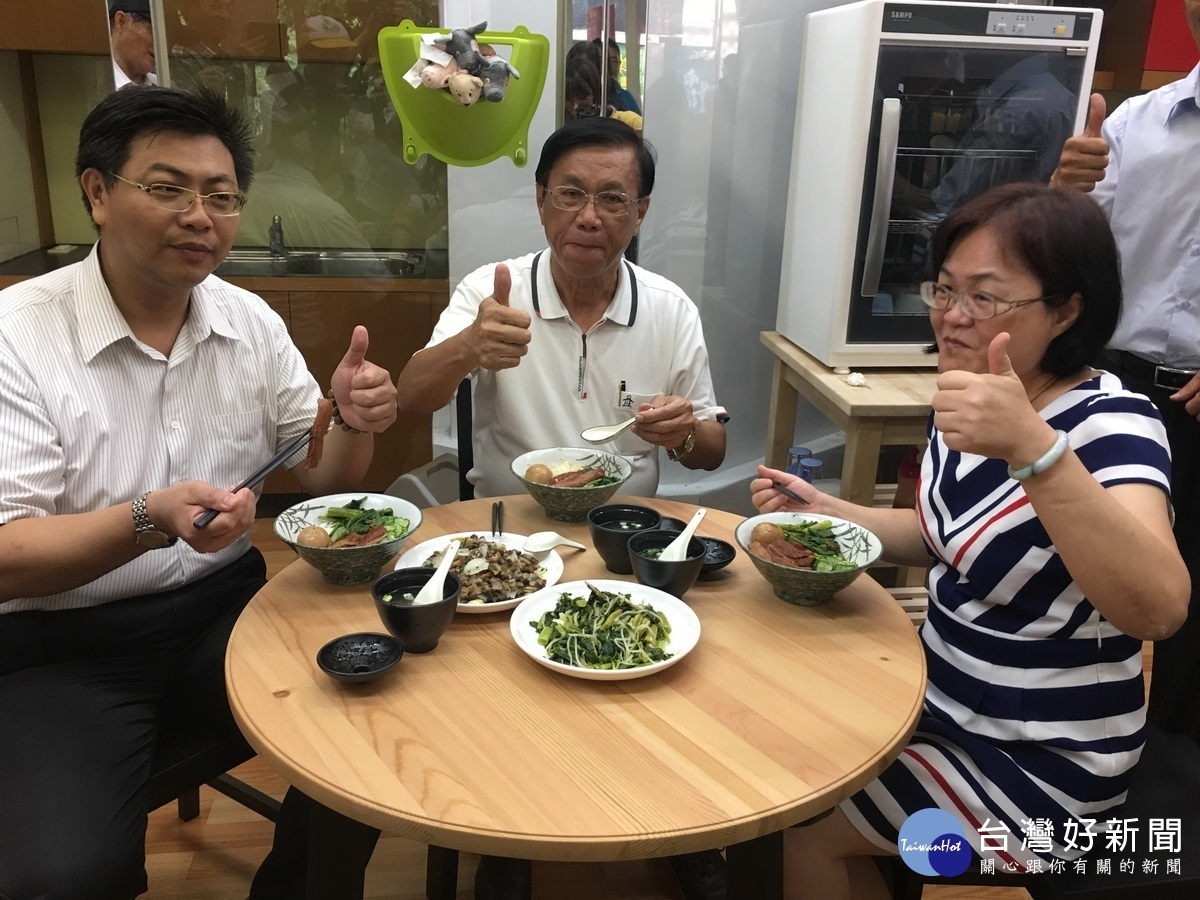 林明溱縣長和農業處長陳瑞慶等都說爌肉飯讚。(記者扶小萍攝)