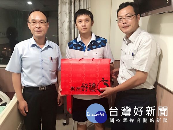 好收所警員奮力攔捕偷竊電纜線的竊嫌,遭犯嫌頑強反抗導致手腳挫傷,分局長廖志明慰問傷勢,除肯定其敬業精神,亦提醒員警注意執勤安全。(記者陳昭宗拍攝)