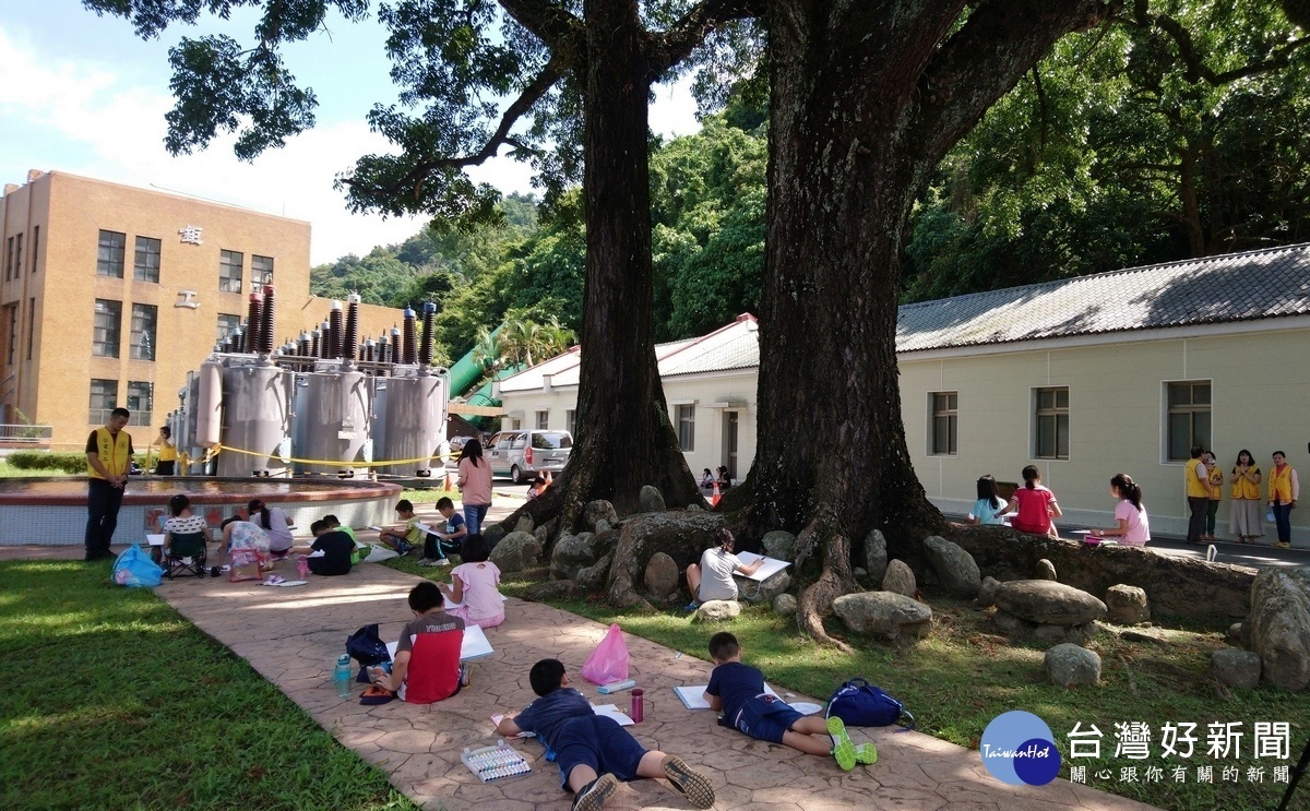 畫我家鄉電廠節能減碳愛地球寫生比賽,在該廠鉅工分廠廠區舉行。〈記者吳素珍攝〉