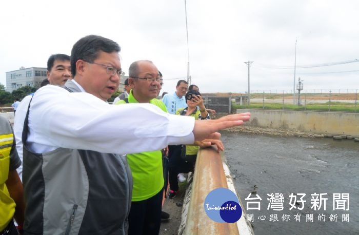 桃園市長鄭文燦午前往大園區,視察埔心溪流域整治工程。