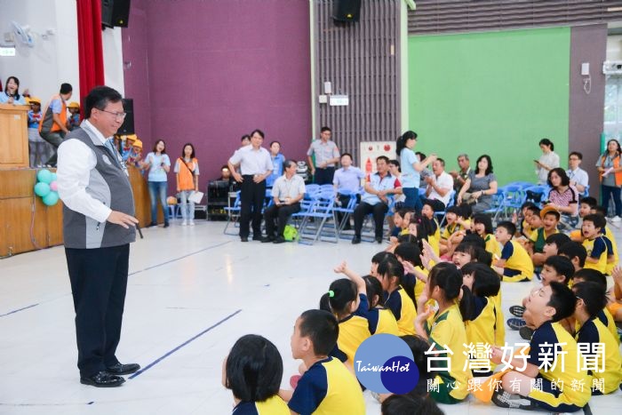 鄭市長表示，市府會協助讓學校的夢想插上翅膀，負擔少一點、資源多一點，讓學校發展更好。