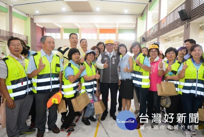 劉慶豐表示,市府與交通部合辦「黃帽戴起來,SAFE跟著來」交通安全宣導活動,培養學童自我保護觀念。