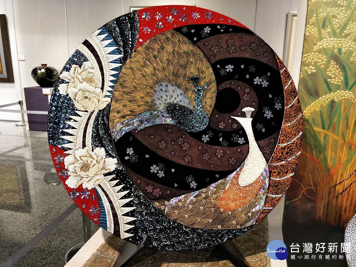 漆藝作品「舞」,富貴華麗。圖/記者鄧富珍攝