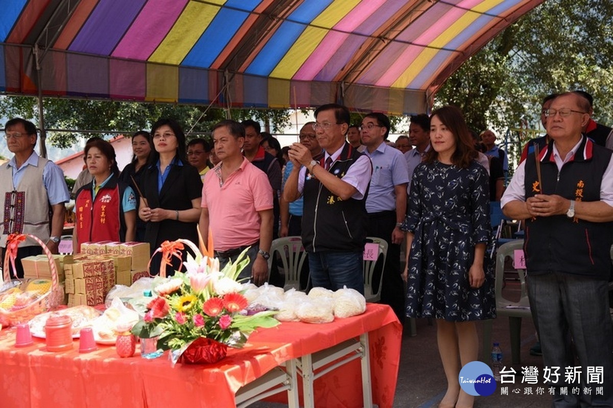 信義鄉久美國小校舍動土，林縣長與與會人員一起祭拜，祈求重建工程順利進行