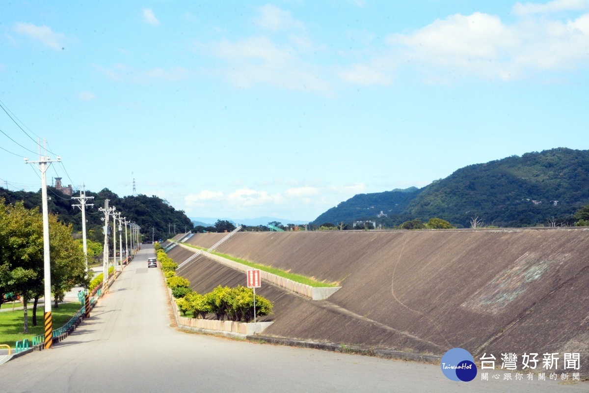 員樹林排水水質淨化二期工程中的大漢溪堤岸道路。