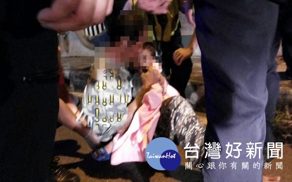 男子因與妻子鬧離婚，帶著幼子爬上媽祖大橋護欄，想要跳橋輕生，所幸北港分局員警緊急飛撲救下2人，阻止一場悲劇的發生。（記者陳昭宗攝）