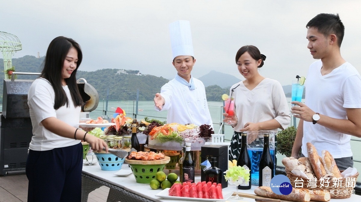 中秋節BBQ不需自己動手,雲品丹彤西餐廳戶外燒烤Bar應景推出。