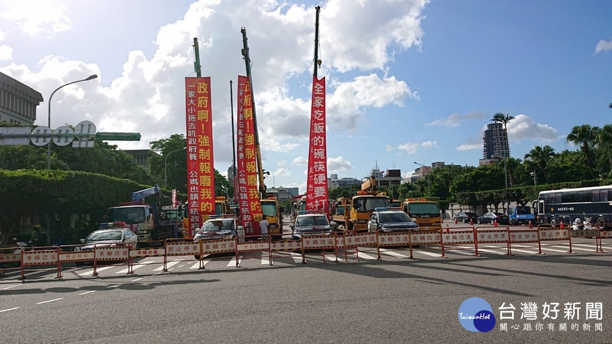 對於新版空污法第36條、第40條相關規定，全國老車自救會團體今（14）日赴行政院、總統府抗議，表達「老車無罪，反對強制淘汰」等訴求。（圖／台灣好新聞編輯部）