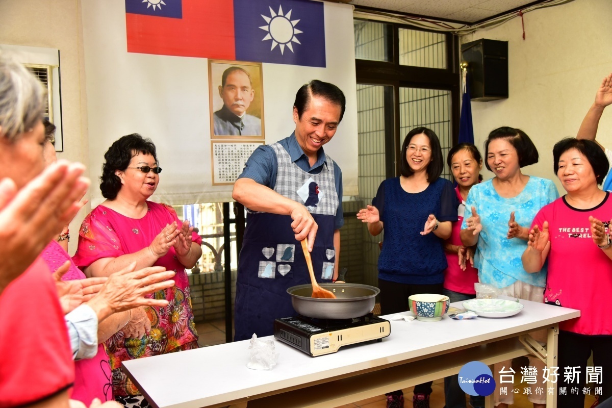 陳學聖說,烘蛋經過翻轉,蛋的香氣才會散發出來,所以桃園也要翻轉